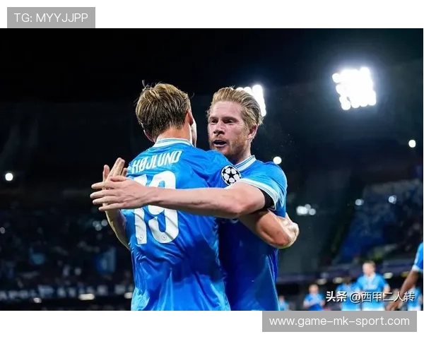 德布劳内主罚前场任意球，皮球划出弧线直钻球门左下角