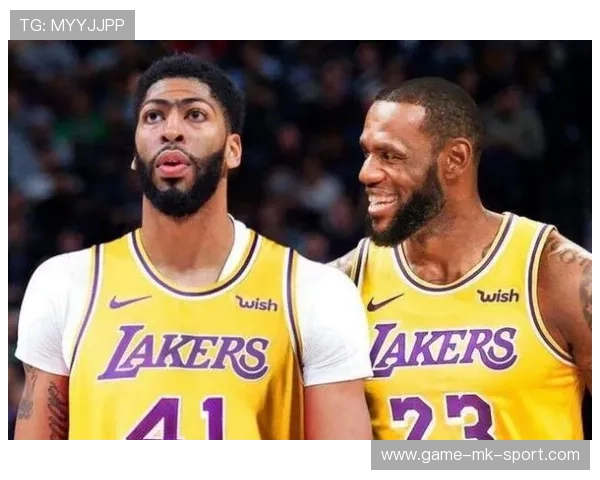 热刺官宣詹姆斯·威尔逊身穿热刺球衣亮相